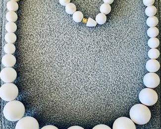 $20 - Vintage graduated white bauble necklace with screw clasp; 19” long