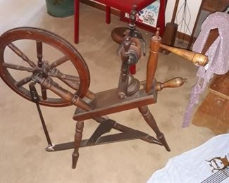 Antique spinning wheel 