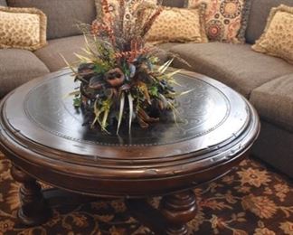 Coffee table
Round wood coffee table 