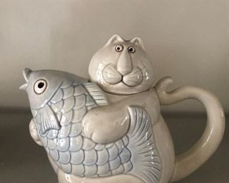 Sooo cute. Fitz and Floyd teapot. 