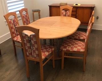 BEAUTIFUL  DINING ROOM TABLE WITH 6 CHAIRS.   ALDERWOOD TOP,  OAK AND CHROME BASE  CHAIRS ARE MADE OF BEECHWOOD  IS 43" WIDE AND HAS A 5' LEAF
CHAIRS ARE EXCELLENT CONDITION                                                                                              