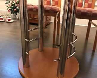 BEAUTIFUL ALDER WOOD  DINING ROOM TALBE WITH 6 CHAIRS.   OAK AND CHROME BASE EXCELLENT CONDITION                                                                                             