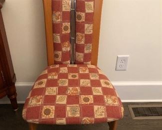 BEAUTIFUL ALDER WOOD DINING ROOM TALBE WITH 6 CHAIRS.   CHAIRS ARE MADE OF BEECHWOOD  EXCELLENT CONDITION                                                                                       