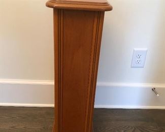 NATURAL CHERRY PEDESTAL  WITH INLAY                                                                                                   
9.75" X 9.75" x 22.75    EXCELLENT CONDITION     