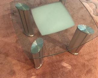 GLASS TOP END TABLE                                                                      
17.5" X 20.5" X 20.5"                                              
EXCELLENT CONDITION                                                     