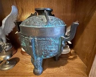 OLD ANTIQUE CHINESE BRONZE DING POT 