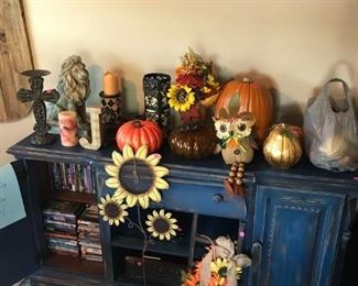 Lots of harvest or Thanksgiving decorations, too!