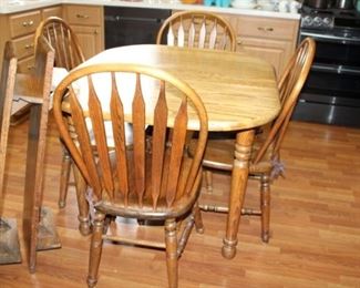 KITCHEN TABLE W/2 LEAFS & 4 CHAIRS