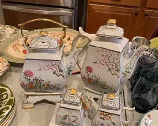 #88	Franklin Mint Tea & Coffee Set - 1989 w/sugar,creamer, coffee & tea	 $45.00 
