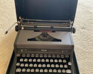 Royal Manual Typewriter 