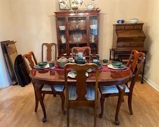 Traditional Broyhill table and 6 chairs with 2 extra leaves.