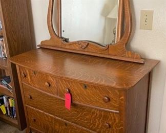 Antique Quartersawn Oak Dresser with mirror 4-Drawer	34x44x22	HxWxD
