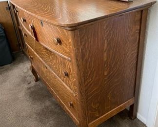 Antique Quartersawn Oak Dresser with mirror 4-Drawer	34x44x22	HxWxD
