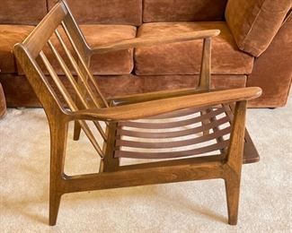 #2 Mid Century Modern Viko Baumritter Walnut Lounge Chair	30x29x31in	HxWxD
