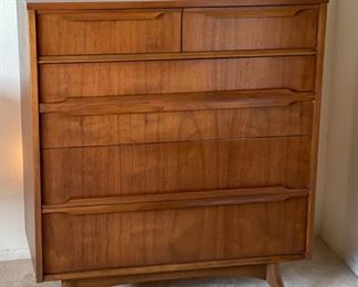 MCM Kroehler Walnut 5-Drawer  Dresser	41.75x36.5x18in	HxWxD
