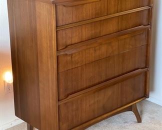 MCM Kroehler Walnut 5-Drawer  Dresser	41.75x36.5x18in	HxWxD
