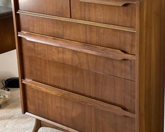 MCM Kroehler Walnut 5-Drawer  Dresser	41.75x36.5x18in	HxWxD
