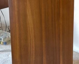 MCM Kroehler Walnut 5-Drawer  Dresser	41.75x36.5x18in	HxWxD
