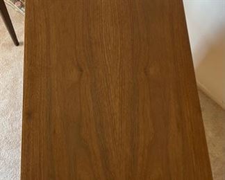 MCM Kroehler Walnut 5-Drawer  Dresser	41.75x36.5x18in	HxWxD
