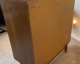 MCM Kroehler Walnut 5-Drawer  Dresser	41.75x36.5x18in	HxWxD

