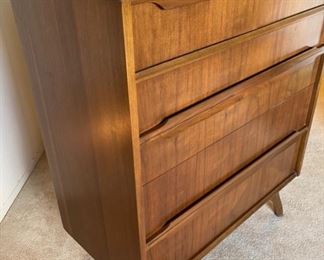 MCM Kroehler Walnut 5-Drawer  Dresser	41.75x36.5x18in	HxWxD
