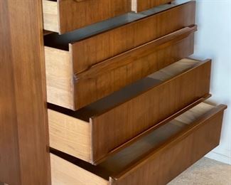 MCM Kroehler Walnut 5-Drawer  Dresser	41.75x36.5x18in	HxWxD
