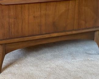 MCM Kroehler Walnut 5-Drawer  Dresser	41.75x36.5x18in	HxWxD
