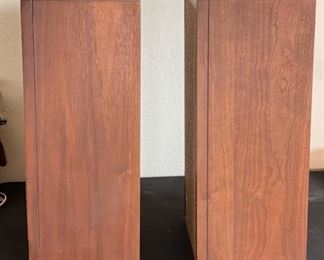 Knight 3009 Vintage Bookshelf Speakers PAIR	20x12x8in	HxWxD
