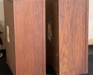 Knight 3009 Vintage Bookshelf Speakers PAIR	20x12x8in	HxWxD
