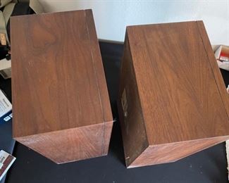 Knight 3009 Vintage Bookshelf Speakers PAIR	20x12x8in	HxWxD
