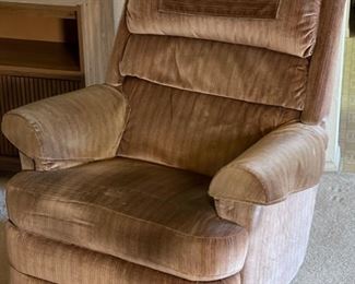 La-Z-Boy Plush Recliner  chair	38x36x35in	HxWxD
