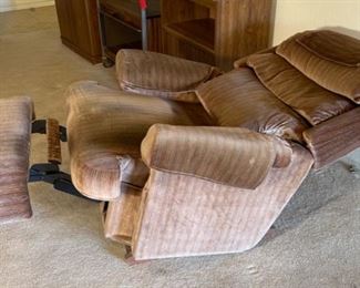 La-Z-Boy Plush Recliner  chair	38x36x35in	HxWxD
