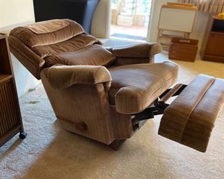 La-Z-Boy Plush Recliner  chair	38x36x35in	HxWxD
