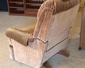 La-Z-Boy Plush Recliner  chair	38x36x35in	HxWxD
