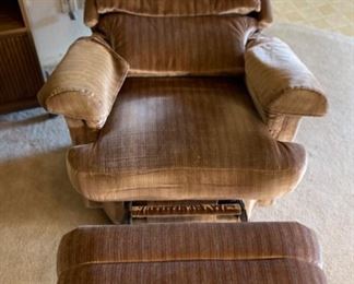 La-Z-Boy Plush Recliner  chair	38x36x35in	HxWxD
