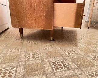 Vintage Pine 4-Drawer Dresser	36x29.5x15.5in	
