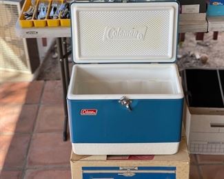 Coleman 5252-706 28 Qt Snow-Lite Cooler in Box Vintage	13x19x12in	HxWxD
