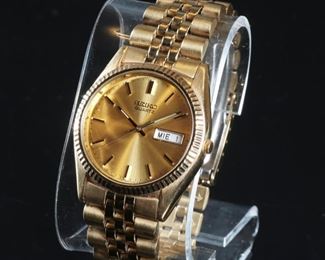 Mens Seiko Quartz Day/Date 7N43-8111 Watch Gold Tone Band	37mm wide with crown	
