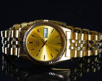 Mens Seiko Quartz Day/Date 7N43-8111 Watch Gold Tone Band	37mm wide with crown	
