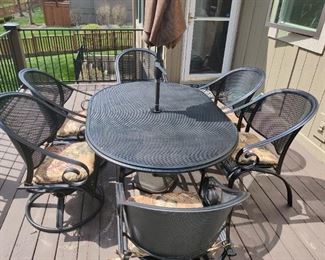 Like new Oval Pation Table and Six Chairs- Umbrella sold  separately!