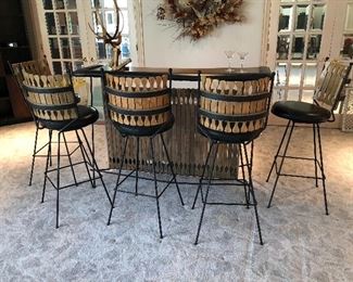 Cool bar with 4 barstools.....