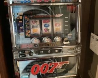 James Bond 007 Slot Machine Game 