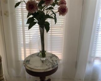 Marble top 4 legged small accent table.  Beautiful vase with silk flowers. 