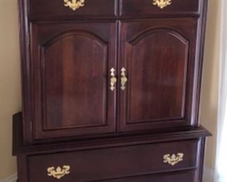 Cherry dresser. total of 6 drawers 