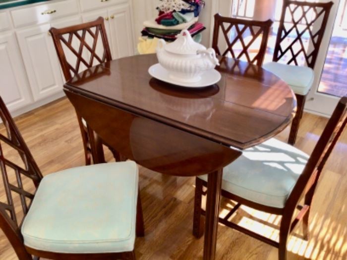 Gorgeous Mahogany Drop-Leaf Dining Table w/ 2 Leaves, 6 Chairs, Table Pads, & Glass Top
