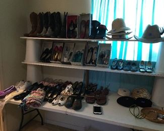 Size 6 women’s shoes, hats etc