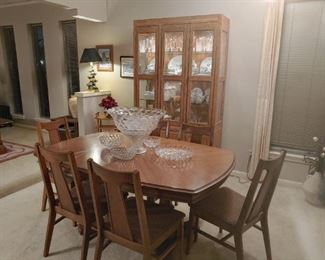 Midcentury Modern table w 6 chairs & hutch. The table has 1 leaf.