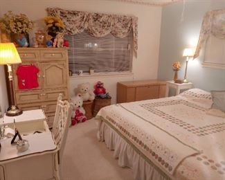 Queen bed, quilt with yoyo accents. Lanes MM blonde blanket chest