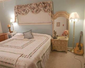 Night stand w mirror, guitar