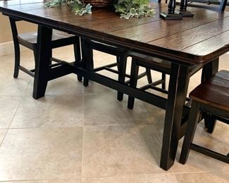 Intercon Winchester Dining Table w/built in Leaf with 6 Dining Chairs. Table measures 42" x 66"/85" (leaf measures 19")